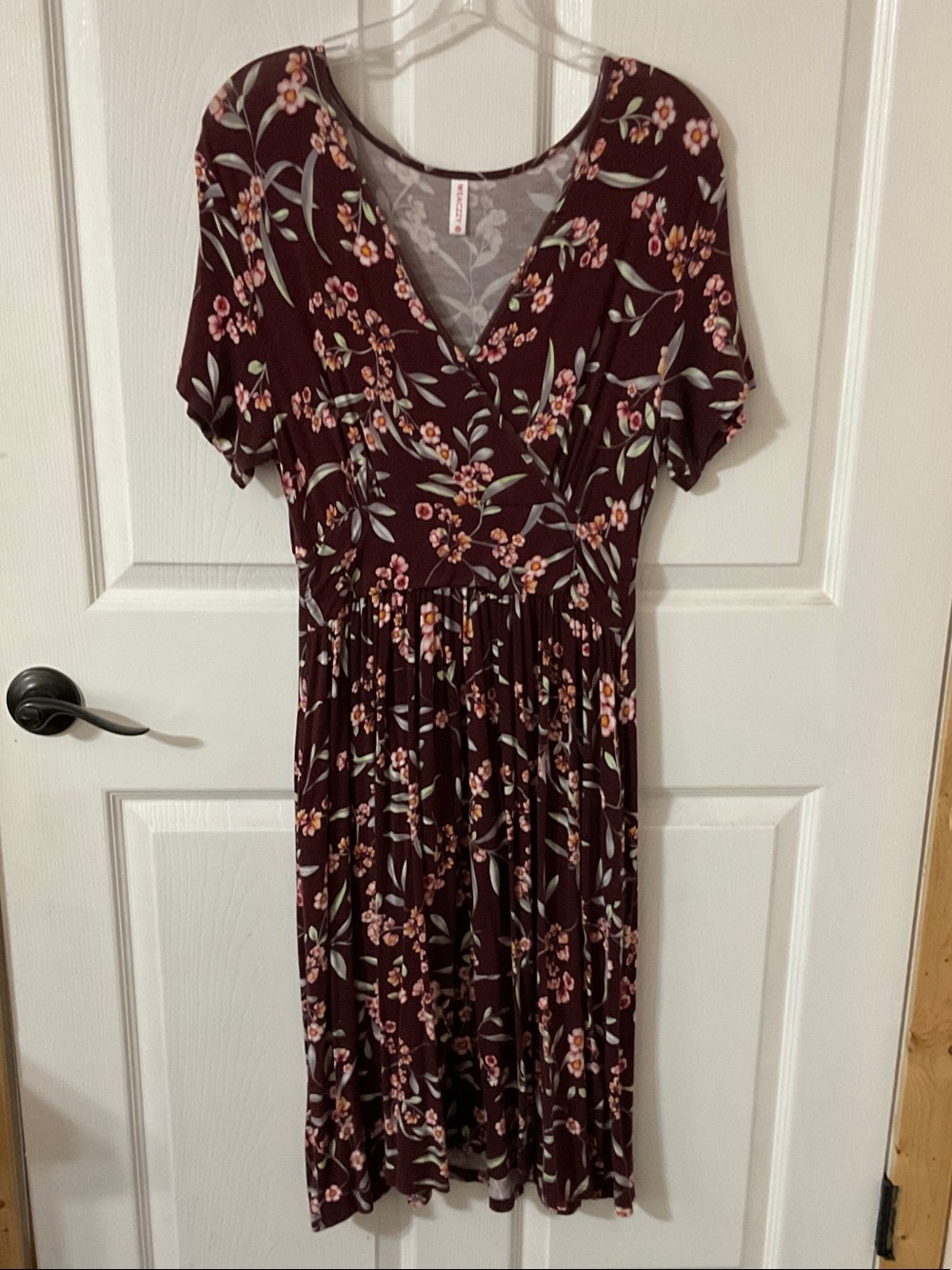 Women's Floral Pocketed V-Neck Midi Dress in Burgundy